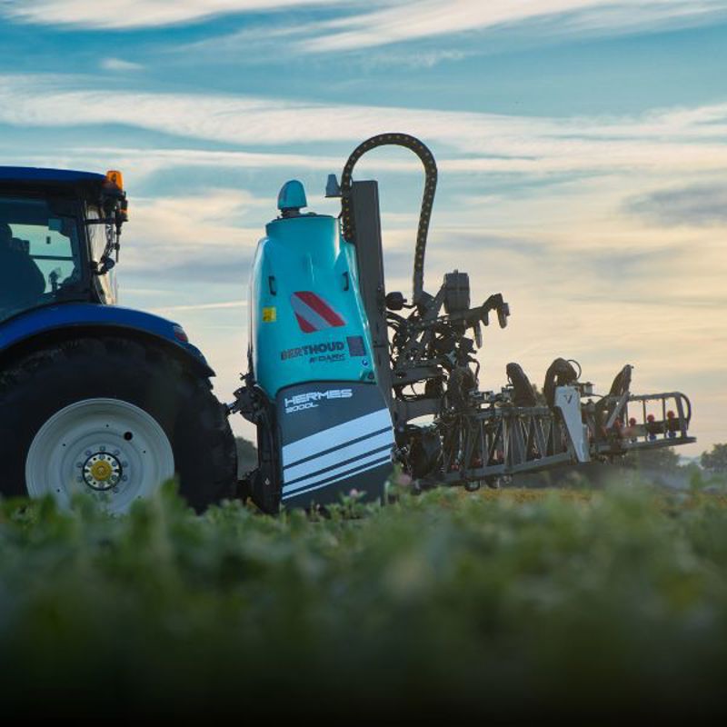 Hermes Dark Mounted Sprayer 600X600